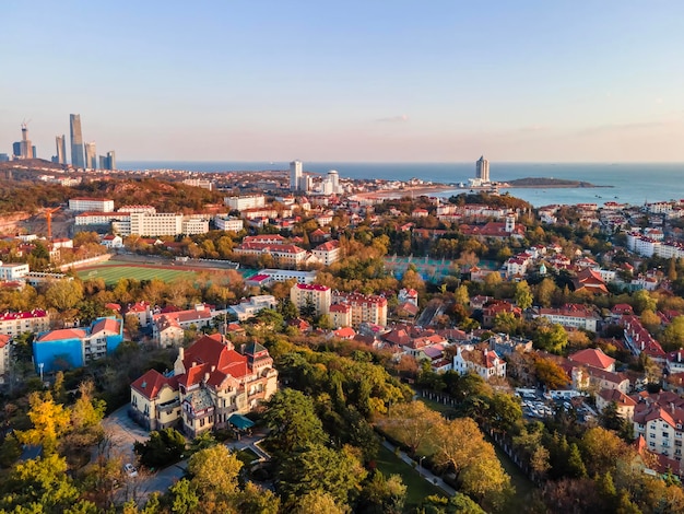 Foto aérea del paisaje arquitectónico europeo en el área costera de la bahía de Qingdao