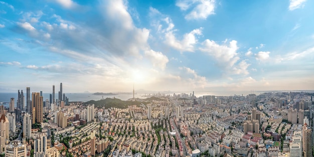 Foto aérea del paisaje urbano en el área de la bahía costera de Qingdao