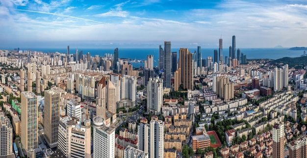 Foto aérea del paisaje urbano en el área de la bahía costera de Qingdao