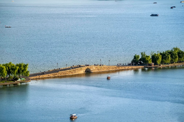 Foto aérea del paisaje urbano del lago del oeste de Hangzhou