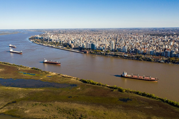 Foto aérea sobre o rio Paraná em frente à cidade de Rosario