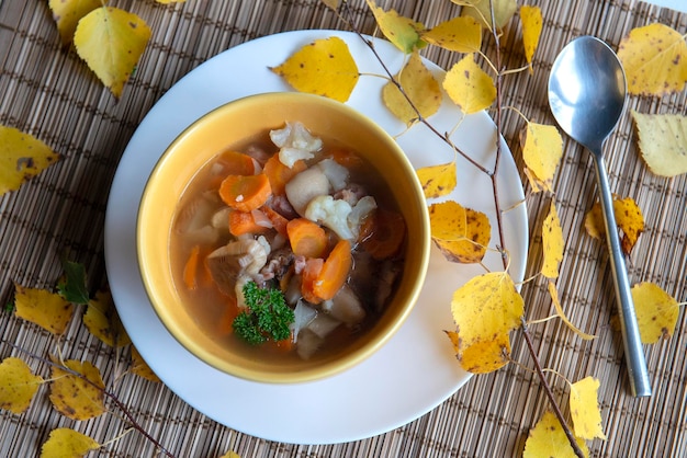 Foto una foto aérea de una sopa de setas de plato con boletus