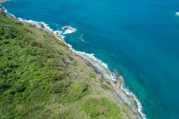 Foto aérea de la vista de pájaro del abejón del mar tropical con la isla hermosa