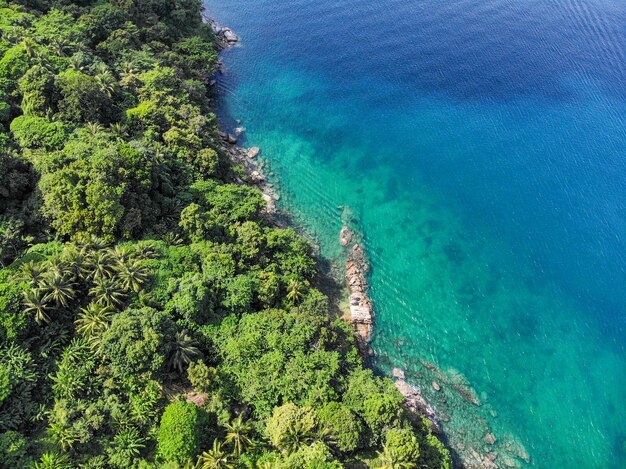 Foto aérea de la vista superior de un dron volador de un increíble paisaje marino con una playa paradisíaca y un mar con agua turquesa. Vacaciones de verano en Tailandia. Fondo de sitio web perfecto con área de espacio de copia