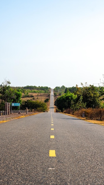 Foto de afirmación sobre el objetivo y el camino correcto Nunca se detenga Motivacional Hermosa vista de la carretera asfaltada vacía línea amarilla montaña naturaleza