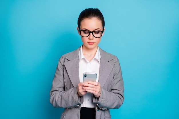 Foto de agente enfocado abogado chica usar smartphone usar chaqueta blazer gris aislado sobre fondo de color azul