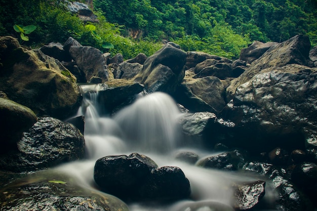 Foto de agua que fluye en un lugar turístico muy hermoso de la cascada de Pudeng en el distrito de Aceh Besar