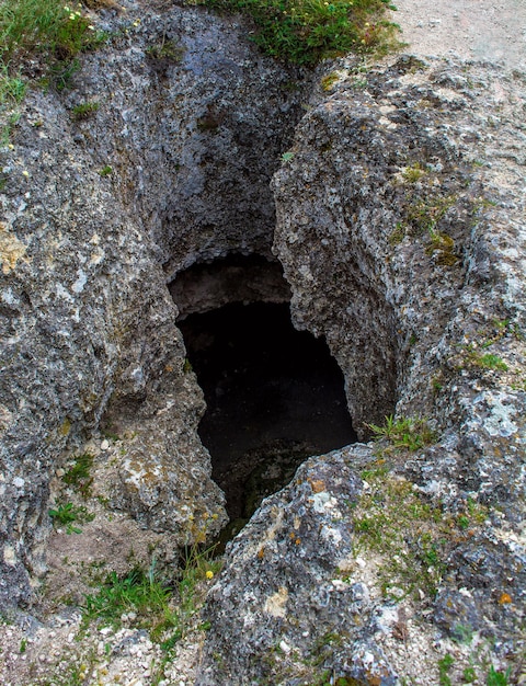 Foto foto del agujero oscuro de la cueva en la roca