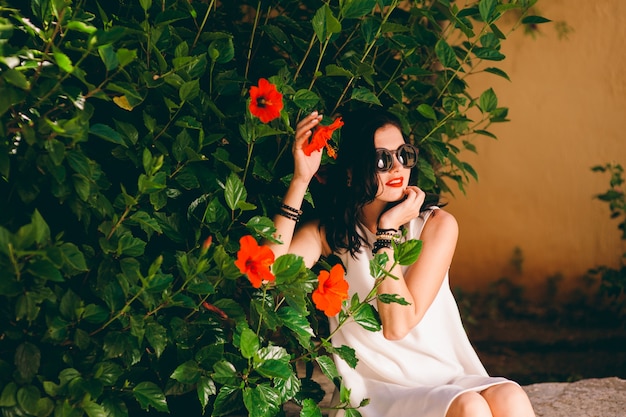 Foto al aire libre de la moda de una hermosa mujer sensual con cabello oscuro en un lujoso vestido blanco