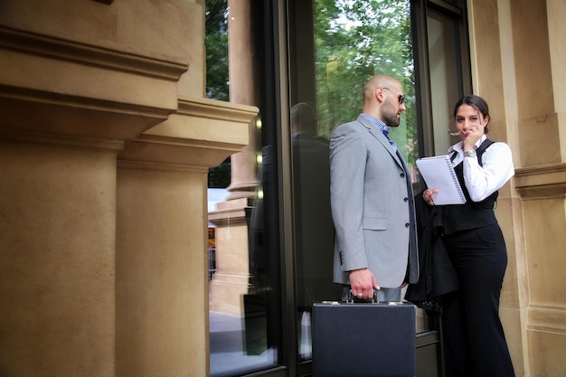 Foto al aire libre de la sociedad del trabajo en equipo moderno de la pareja de negocios