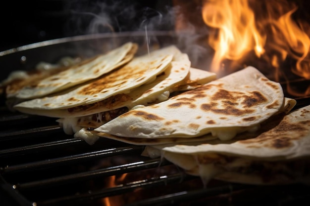 Una foto de alguien doblando una tortilla sobre el