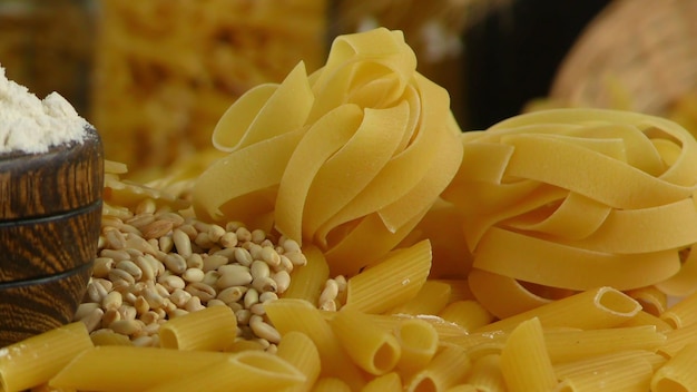 Foto de alimentos crudos crudos de pasta de macarrones italianos