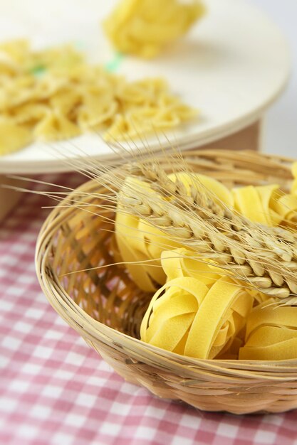 Foto de alimentos crudos crudos de pasta de macarrones italianos