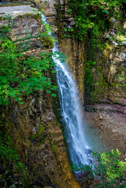 Foto de alta hermosa cascada en las montañas de los Cárpatos