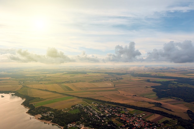 Foto desde una altura a un gran pueblo entre campos verdes.