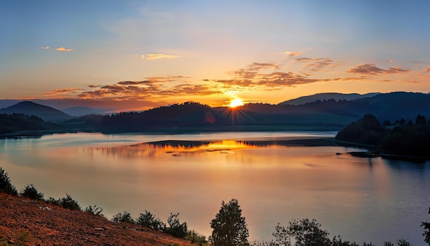 Foto del amanecer sobre el lago