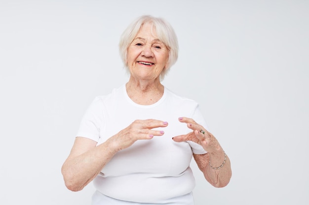 Foto de una anciana jubilada con una camiseta blanca de fondo aislado