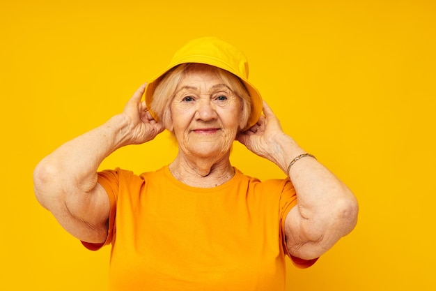 Foto de anciana jubilada en camiseta casual amarillo panamá emociones de primer plano