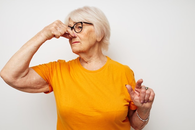 Foto de anciana jubilada en camiseta casual y anteojos de cerca