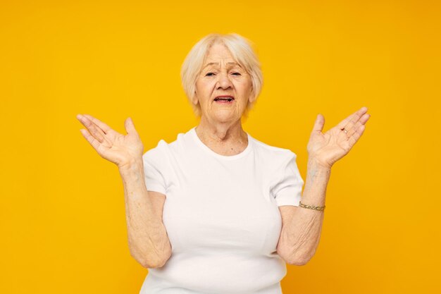 Foto de anciana jubilada estilo de vida feliz alegría fondo amarillo