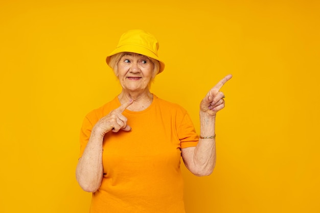 Foto de anciana jubilada estilo de vida feliz en un tocado amarillo emociones de primer plano