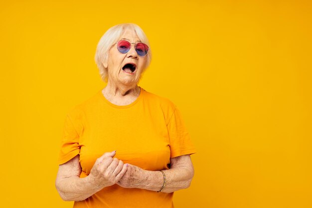 Foto de anciana jubilada en gafas de moda fondo aislado