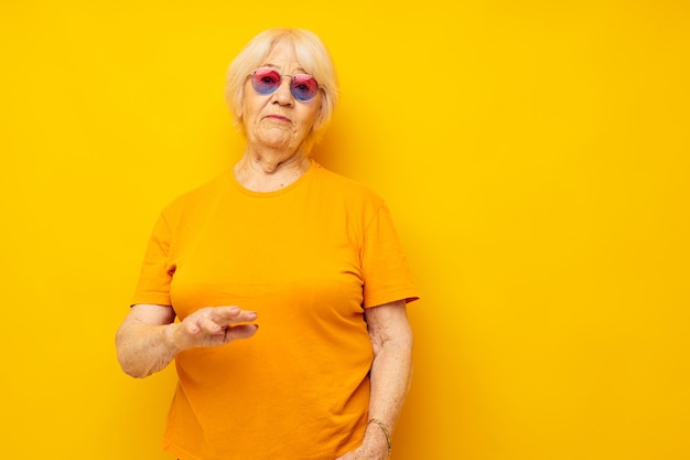 Foto de anciana jubilada en gafas de moda fondo aislado