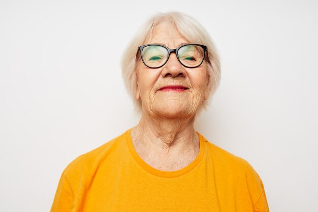 Foto de anciana jubilada salud estilo de vida anteojos tratamiento aislado fondo