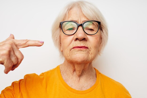 Foto de anciana jubilada salud estilo de vida anteojos tratamiento aislado fondo