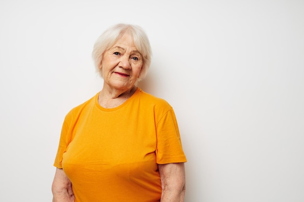 Foto de anciana jubilada sosteniendo un vaso de agua emociones de primer plano de salud