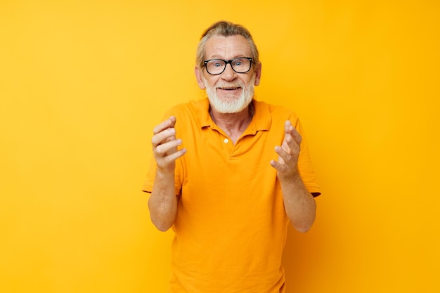 Foto de un anciano jubilado con una barba gris en gafas de fondo aislado