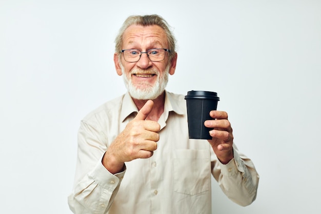 Foto de un anciano jubilado con una camisa y anteojos, un fondo aislado de vidrio negro