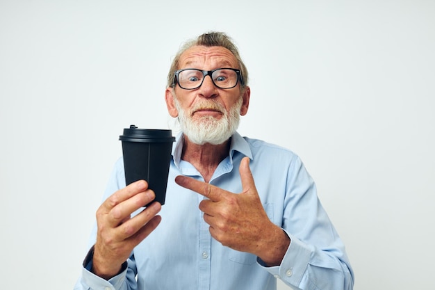 Foto de anciano jubilado con gafas y camisas de vidrio desechable fondo aislado