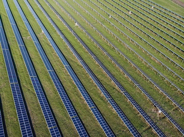 Foto desde un ángulo alto con vistas a los paneles solares para ahorrar electricidad. Cuidado y protección del medio ambiente.