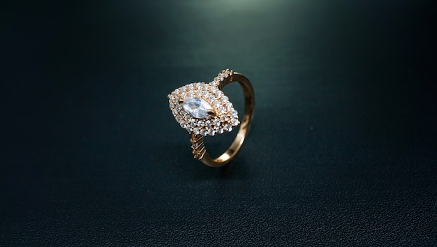 foto de anillo de mujer con una joya brillante en el centro