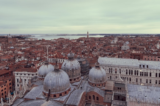 Foto antigua de edificios medievales caóticos cerca de la Piazza San Marco en Venecia, Italia