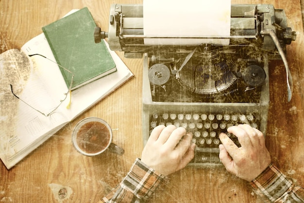 Foto antigua máquina de escribir mesa de madera de mano retro