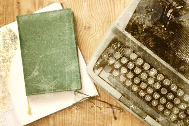 Foto antigua máquina de escribir mesa de madera de mano retro