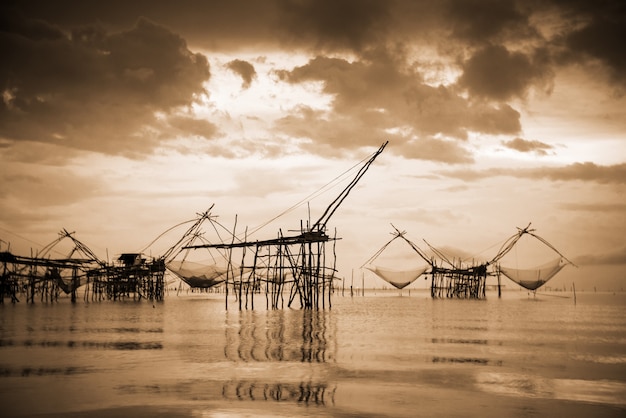 Foto antigua en sepia cálido estilo vintage de dos tonos, paisajes del lago Songkhla y red de inmersión cuadrada de pesca es una herramienta de pesca local, estilo de vida rural en el canal de Pakpra, Baan Pak Pra, Phatthalung en Tailandia