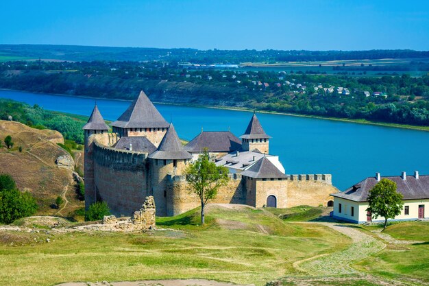 Foto del antiguo castillo de piedra con muchas torres altas en Khotyn