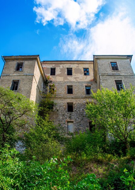 Foto de un antiguo granero de piedra con muchas ventanas en KamyanetsPodilsky