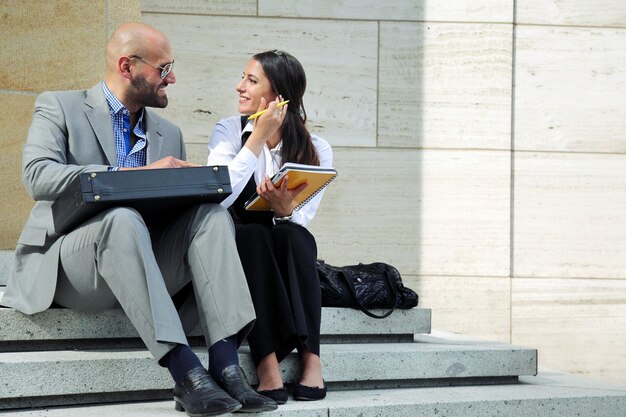 Foto ao ar livre de casal de negócios moderno parceria de trabalho em equipe