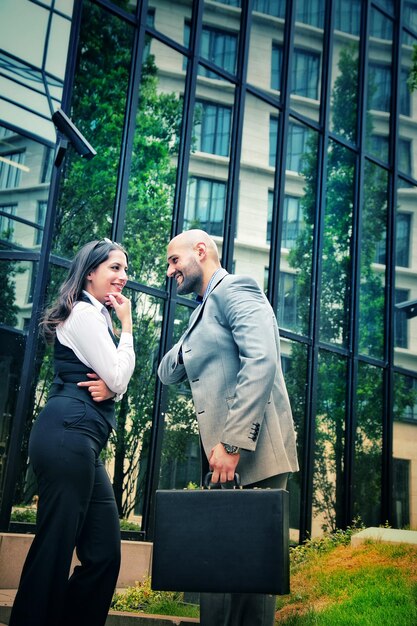 Foto ao ar livre de casal de negócios moderno parceria de trabalho em equipe