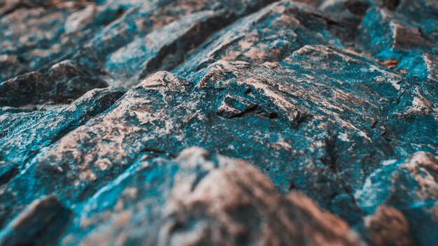 Foto aproximada de pedra grande O primeiro plano e o fundo estão borrados Foto em tom vermelho e azul