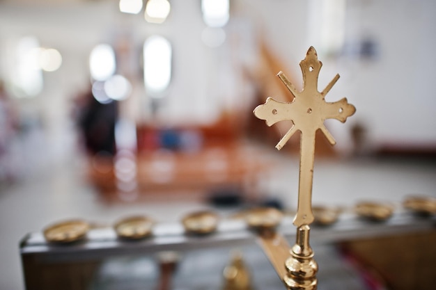 Foto foto aproximada de uma cruz dourada na igreja