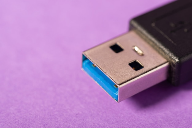 Foto aproximada do plugue usb tipo a em fundo roxo