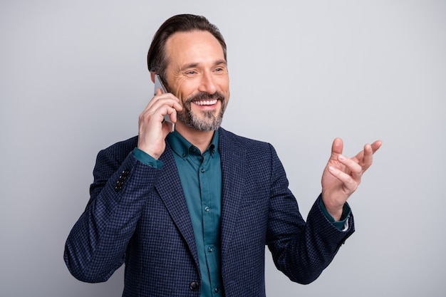 Foto de apuesto hombre de negocios en traje mantenga charlando por teléfono