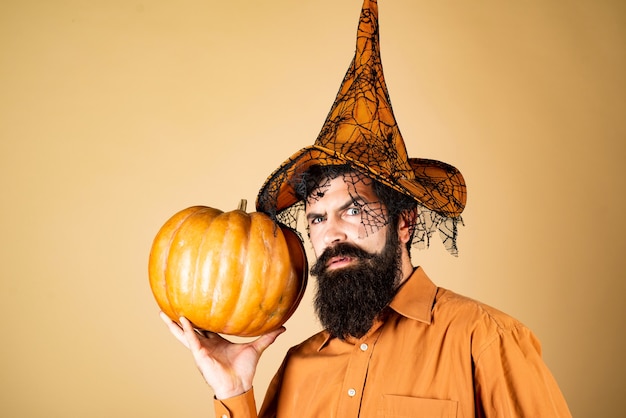 Foto de archivo ilustración de dibujos animados de halloween con calabaza en la mano ...