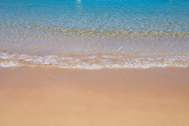 Foto de archivo paisaje marino tropical con olas en la playa de arena en la playa de arena en el atardecer de verano...