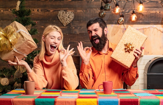 Foto foto de archivo retrato de una pareja joven hermosa sonriente pareja de navidad vestidos de navidad amor familia navidad ...